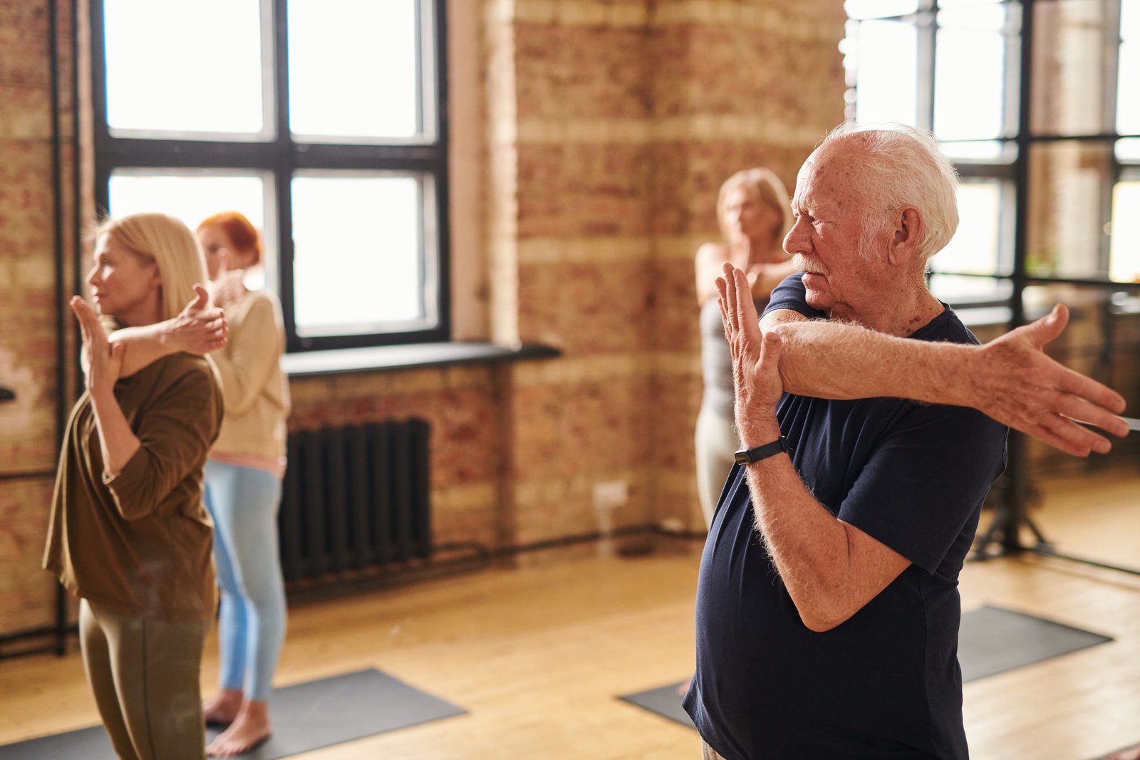 //institutodefense.com.br/wp-content/uploads/2018/02/senior-people-exercising-in-health-club-scaled.jpg